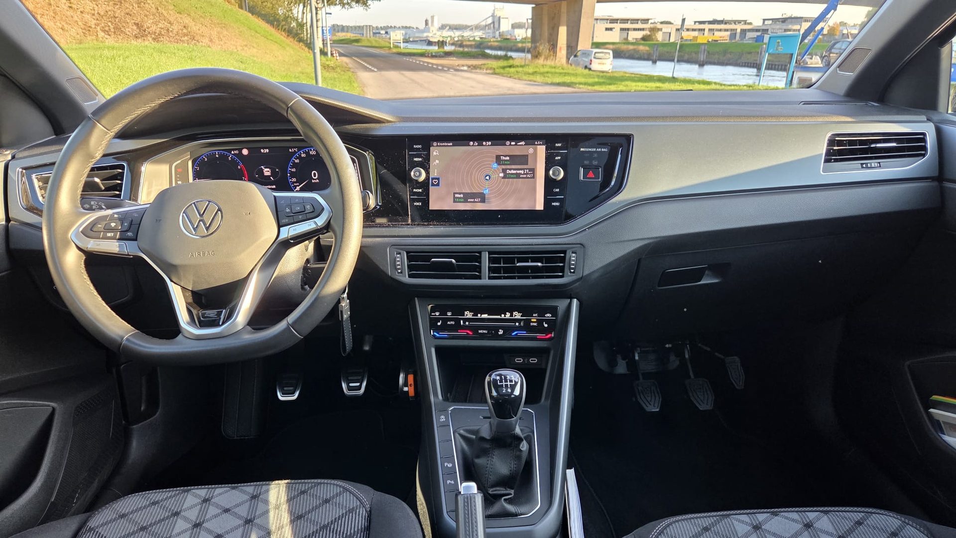 Het dashboard en de bestuurdersplek van de Volkswagen Polo van Rijschool Wies