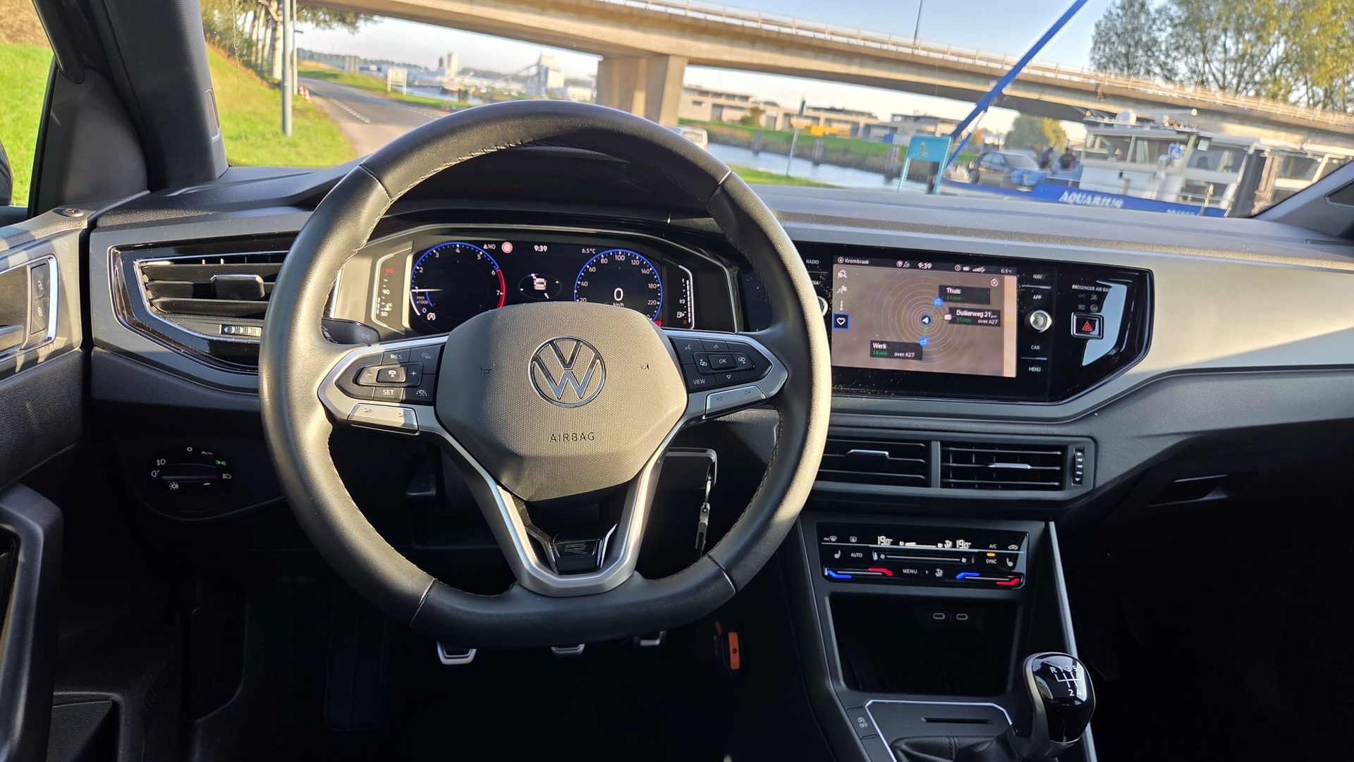 Het stuur en dashboard van de lesauto van Rijschool Wies