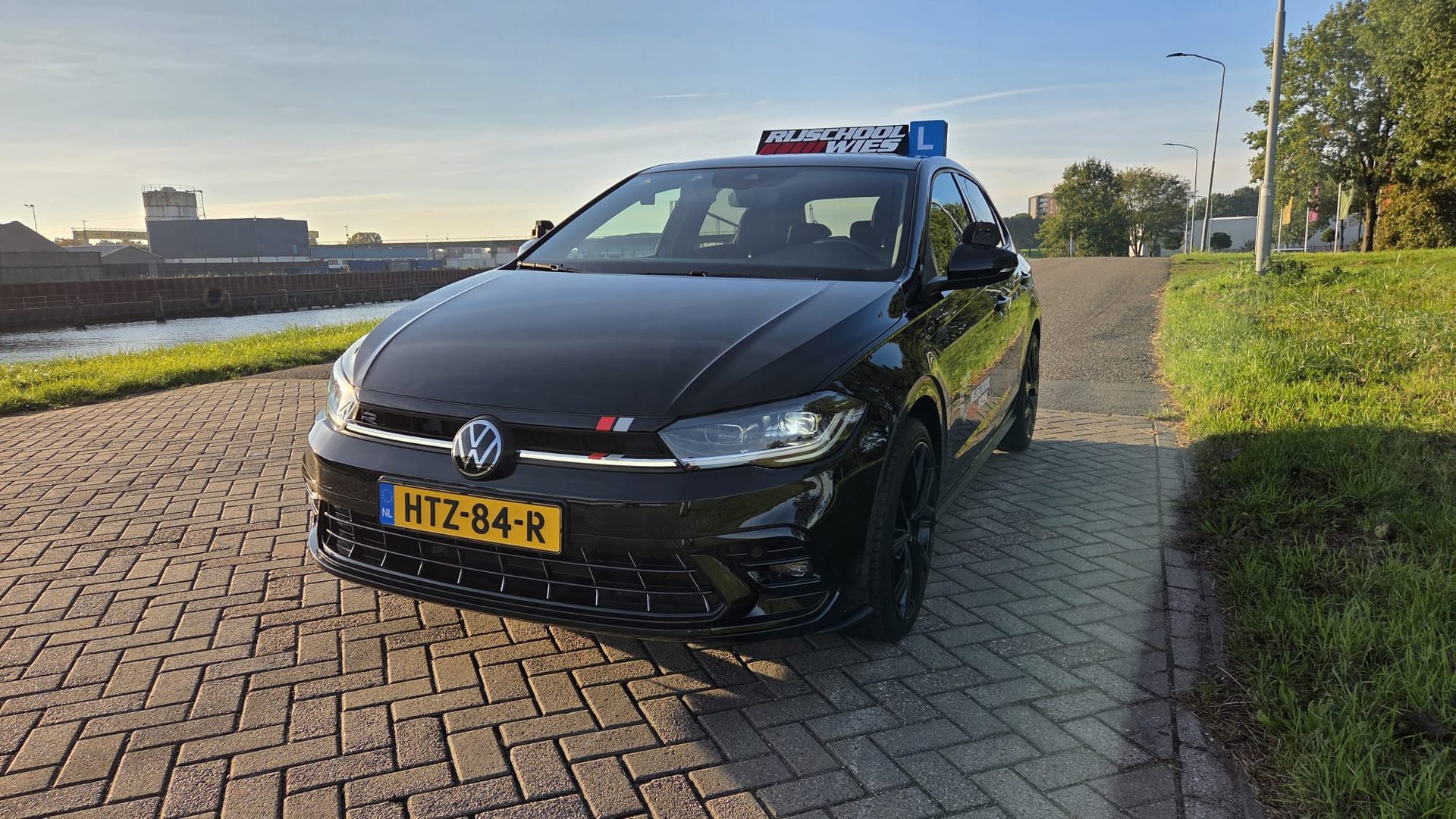 De zwarte Volkswagen Polo van Rijschool Wies in Oosterhout