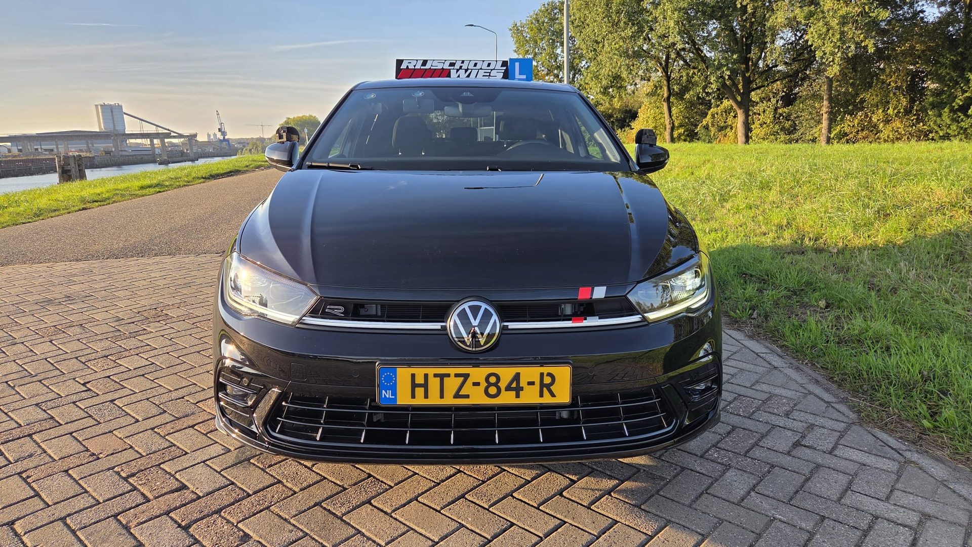 De lesauto van Wies Chaturi aan het water